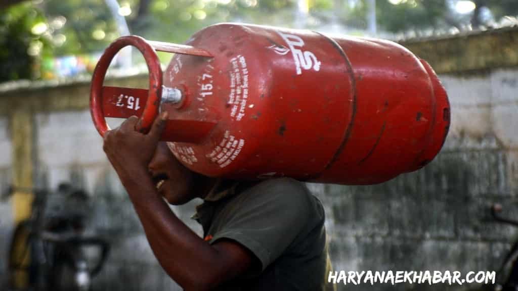 Read more about the article LPG उपभोक्ताओं को झटका, जून की शुरुआत में महंगा हुआ गैस सिलेंडर