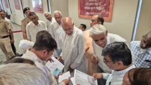 Read more about the article हरियाणा के मंत्री ने दिखाया अनोखा अंदाज, जमीन पर उकड़ू बैठकर सुनी लोगों की समस्याएं