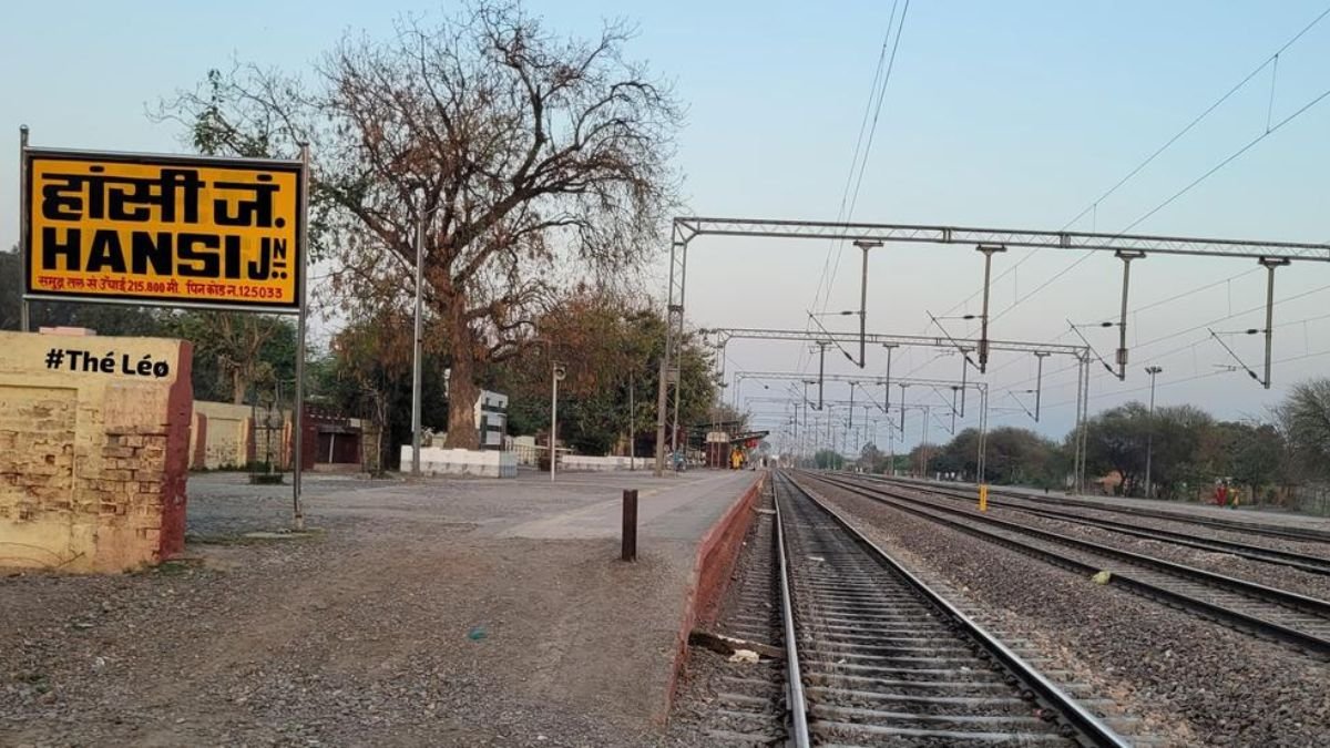 हांसी स्टेशन पर सवारियों के लिए तरसी पैसेंजर ट्रेन, उटपटांग समय बना बड़ी अड़चन